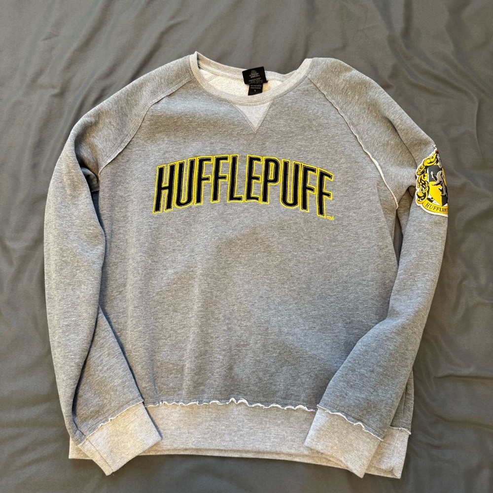 Universal Studios Wizarding World of Harry Potter Hufflepuff Crewneck Sweater